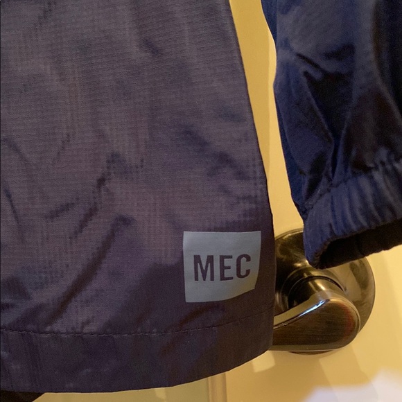 MEC Women's Rain Jacket - Picture 2 of 5